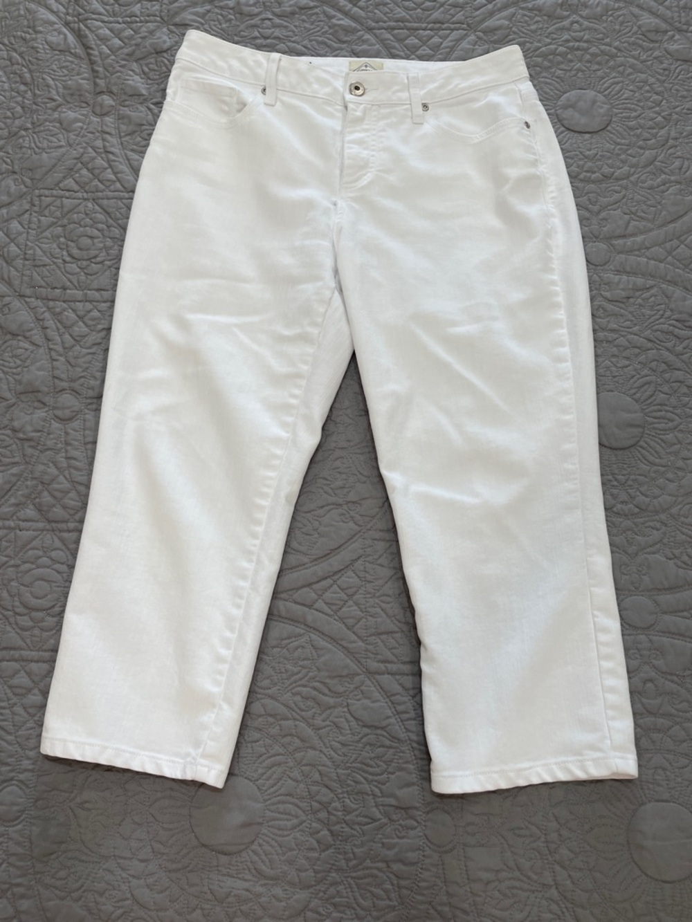 *3 for $10* St. John's Bay White cropped jeans 8